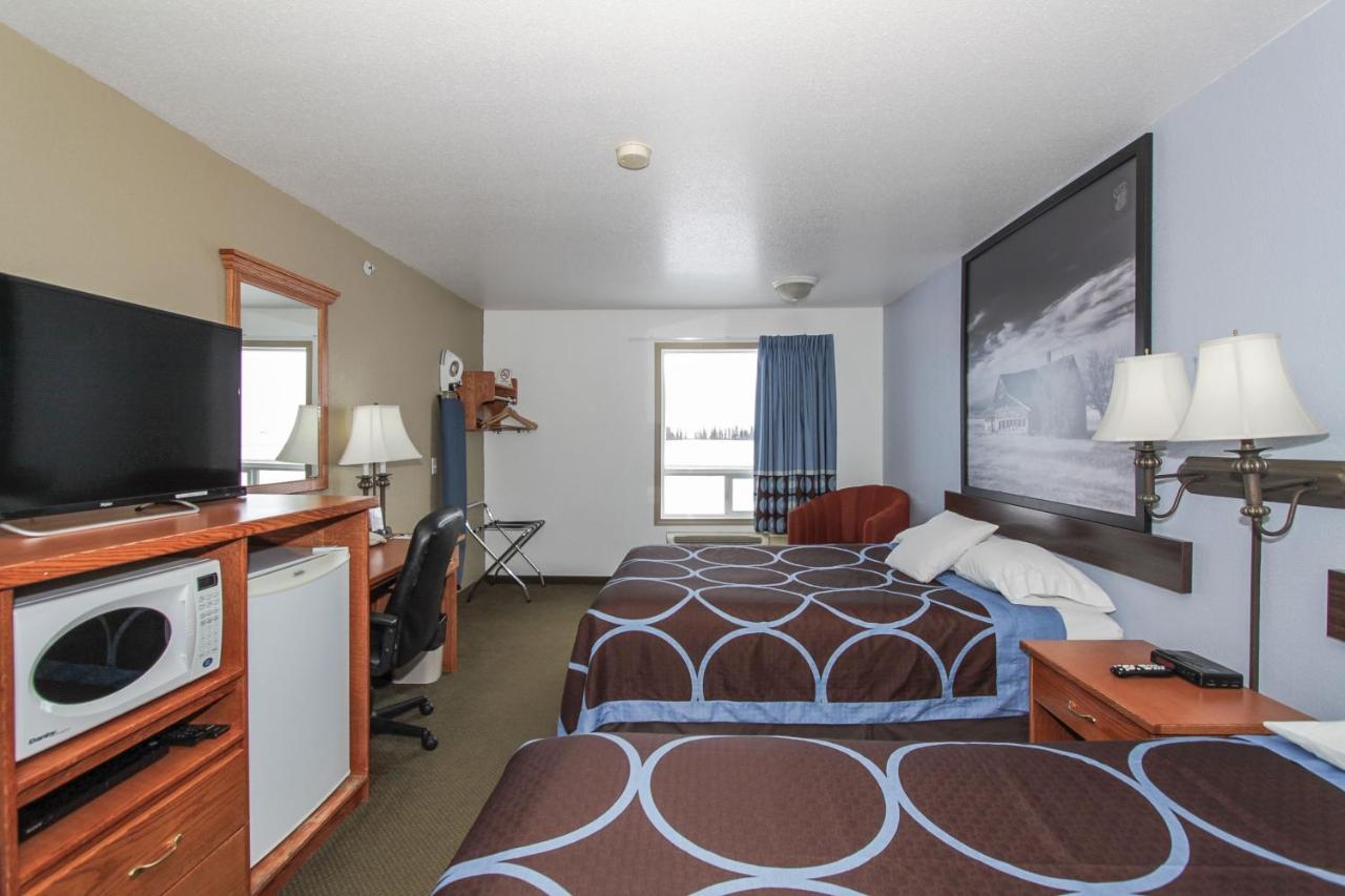 Super 8 By Wyndham Three Hills Ab Hotel Exterior photo