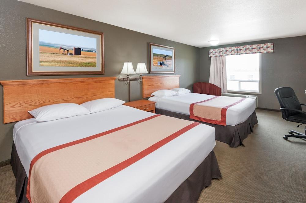 Super 8 By Wyndham Three Hills Ab Hotel Exterior photo