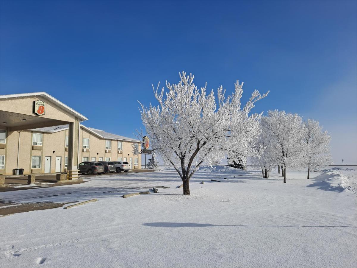Super 8 By Wyndham Three Hills Ab Hotel Exterior photo
