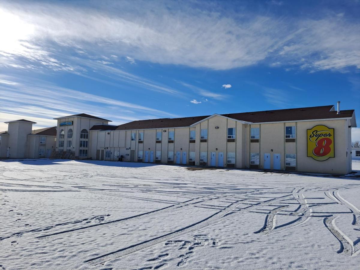 Super 8 By Wyndham Three Hills Ab Hotel Exterior photo