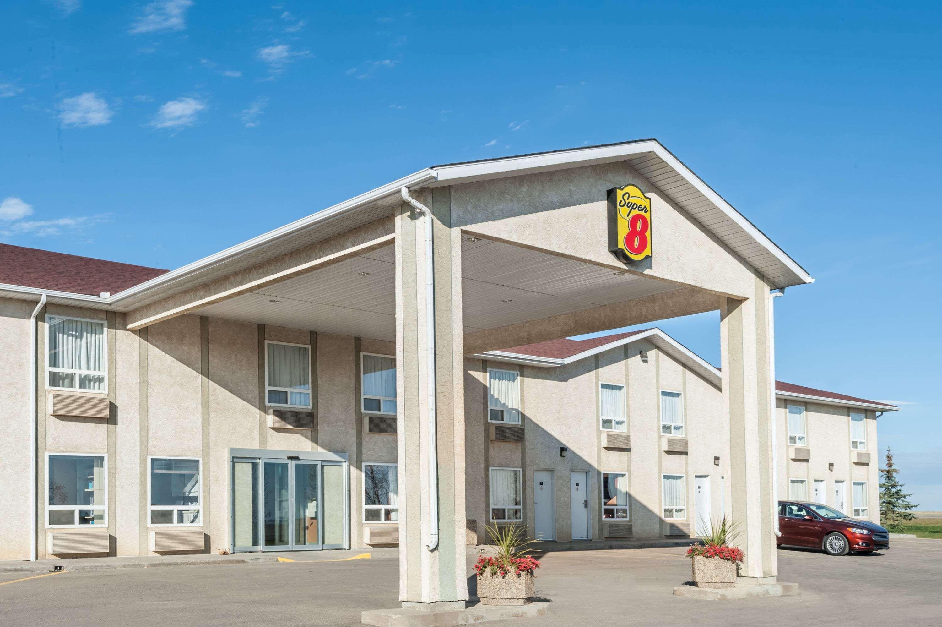 Super 8 By Wyndham Three Hills Ab Hotel Exterior photo
