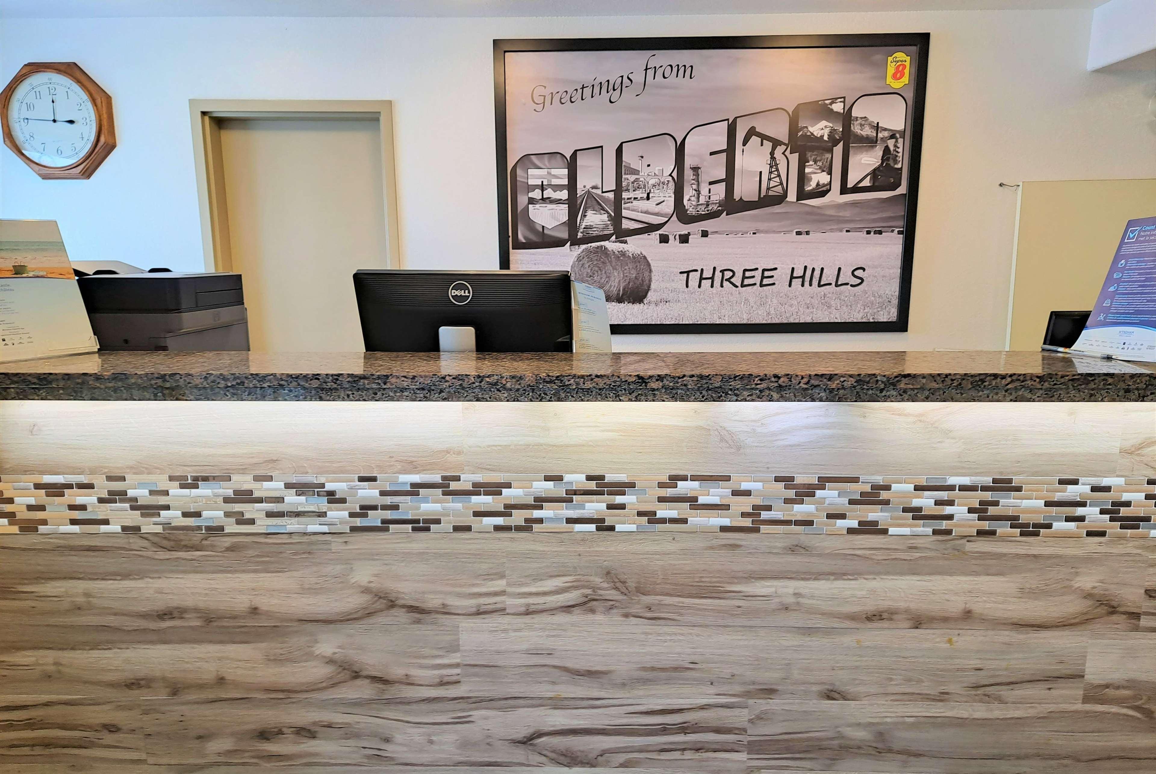 Super 8 By Wyndham Three Hills Ab Hotel Exterior photo
