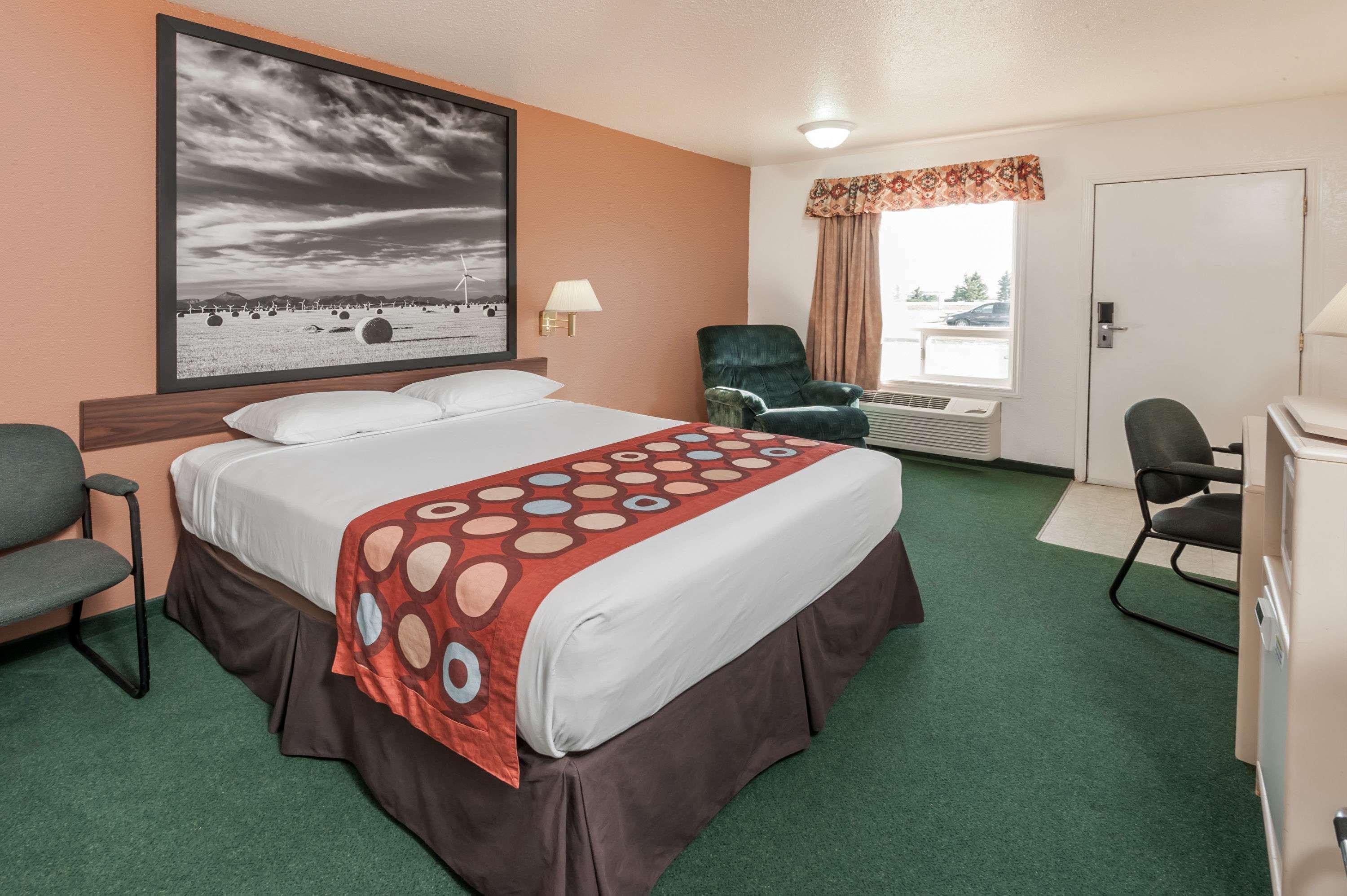 Super 8 By Wyndham Three Hills Ab Hotel Exterior photo